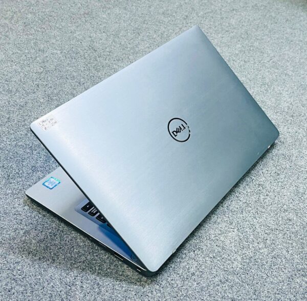 Dell Latitude 7400 - Image 2