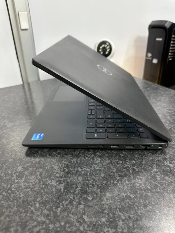 Dell Latitude 3520 - Image 3